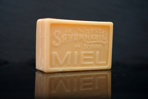 100 gram Rektangulärformad tvål från Frankrike. Tryckt text på framsidan. Beige färg, doft av Honung.