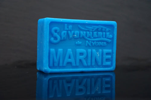 100 gram Rektangulärformad tvål från Frankrike. Tryckt text på framsidan. Blå färg, doft av Marin.