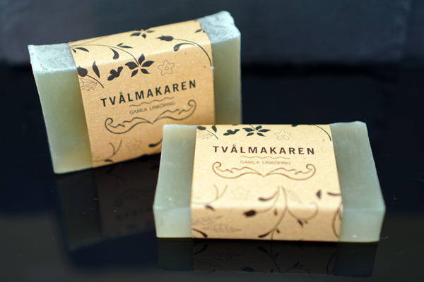 Ekologisk Handgjord tvål. Rektangulärgformad och inslagen i brunt papper med Tvålmakarens logga på. Grön färg, doft av Myggfri.