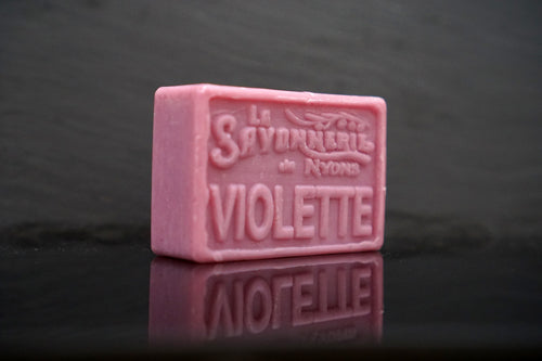 100 gram Rektangulärformad tvål från Frankrike. Tryckt text på framsidan. Ljuslila färg, doft av Viol.