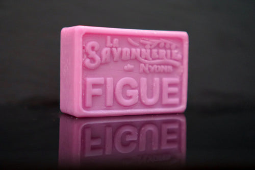 100 gram Rektangulärformad tvål från Frankrike. Tryckt text på framsidan. Lila färg, doft av Fikon.