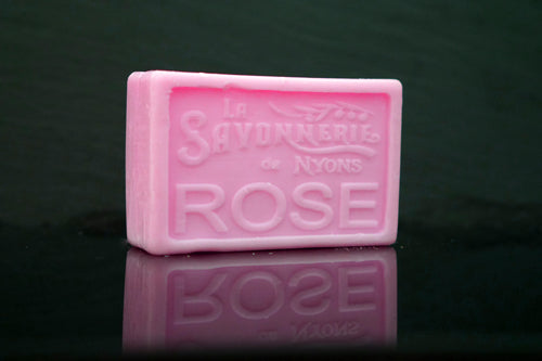 100 gram Rektangulärformad tvål från Frankrike. Tryckt text på framsidan. Rosa färg, doft av Ros.
