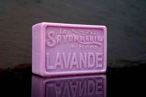 100 gram Rektangulärformad tvål från Frankrike. Tryckt text på framsidan. Lila färg, doft av Lavendel.