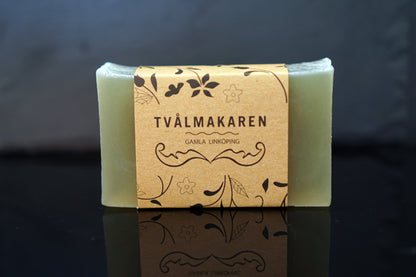 Ekologisk Handgjord tvål. Rektangulärgformad och inslagen i brunt papper med Tvålmakarens logga på. Grön färg, doft av Myggfri.