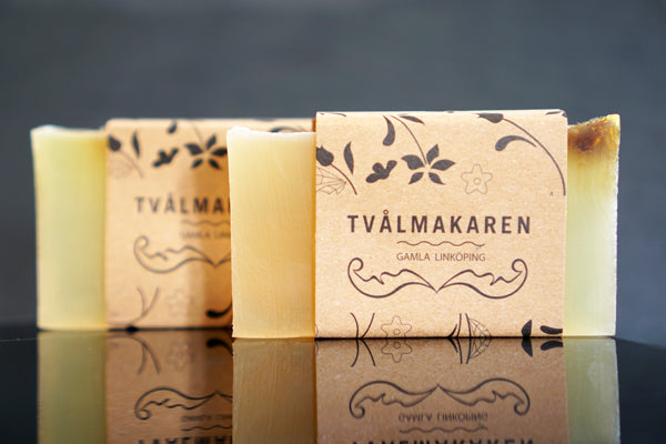 Ekologisk Handgjord tvål. Rektangulärgformad och inslagen i brunt papper med Tvålmakarens logga på. Gul färg, doft av Plus.