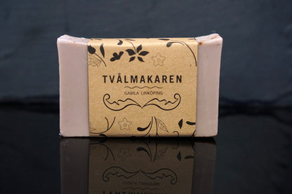 Ekologisk Handgjord tvål. Rektangulärgformad och inslagen i brunt papper med Tvålmakarens logga på. Beige färg kryddad med kanel, doft av Pepparkaka.
